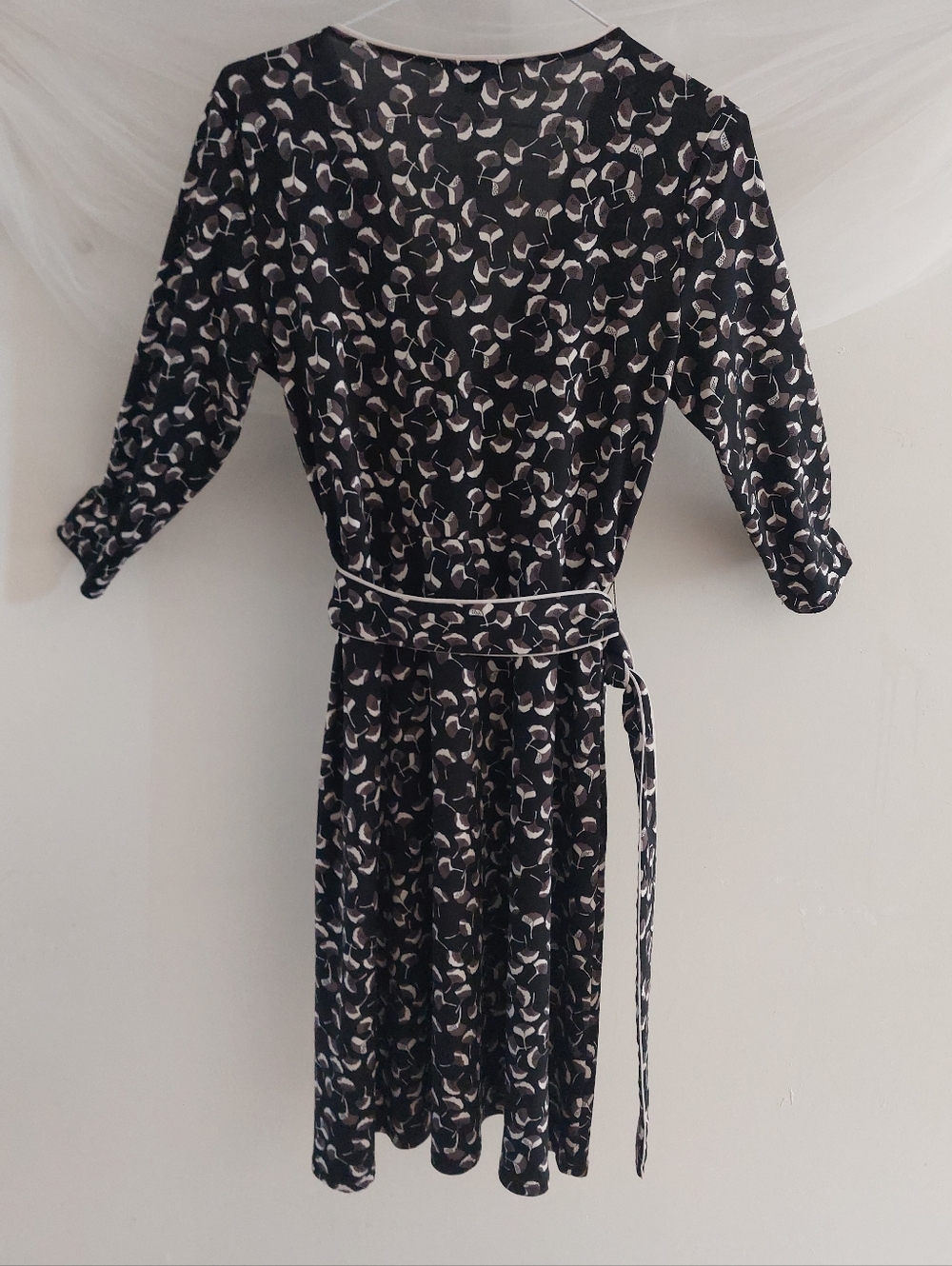 Jacob Black Cream Ginkgo Leaf Print Faux Wrap Dress 3/4 Sleeve Midi Size Medium - Picture 5 of 14